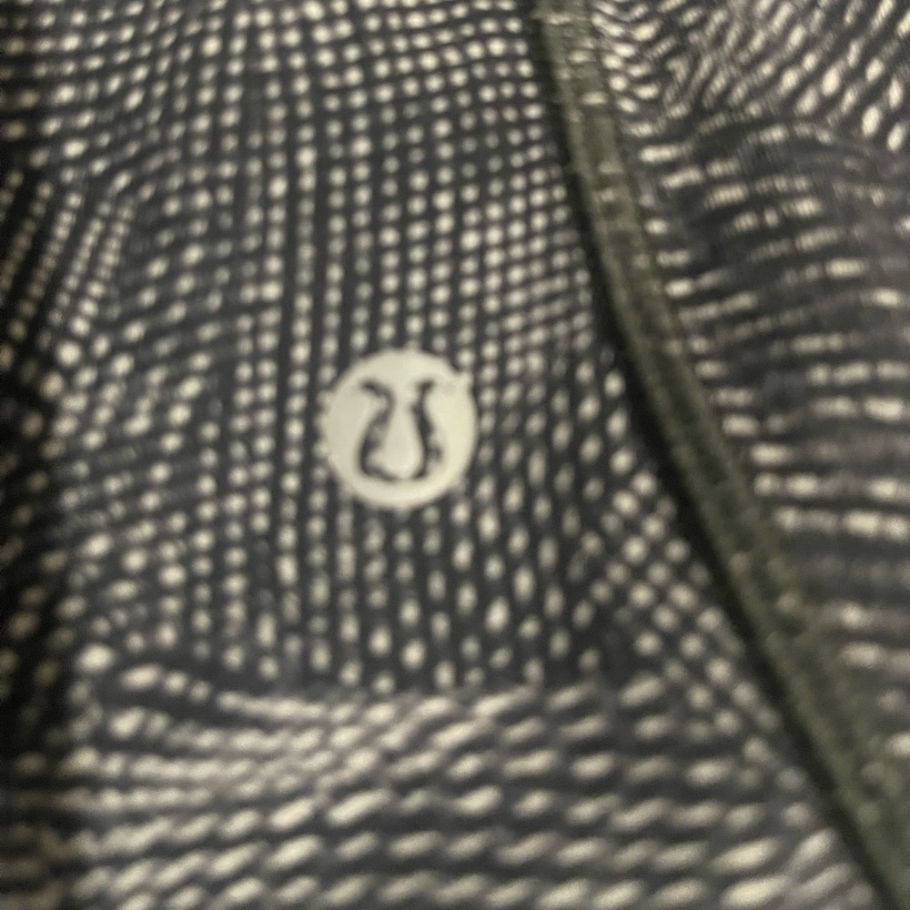 Lululemon Black and White Patterned crops. Size 4 NWOT